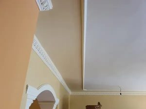 2025-ös festési trendek: Minimalista színek és minták a nappaliban